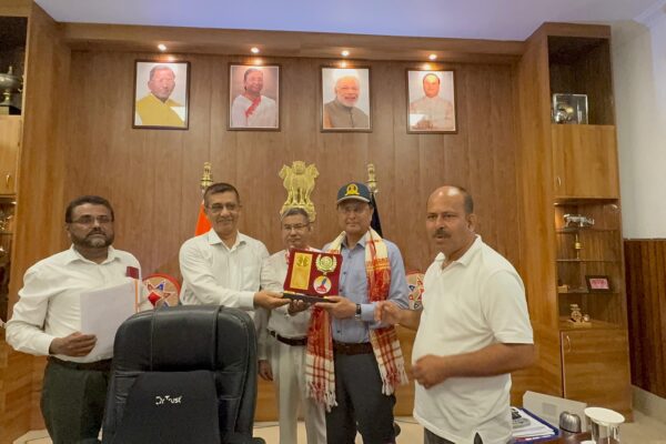नवागंतुक जिला आयुक्त देवाशीष शर्मा का आजू नगांव जिला समिति द्वारा भव्य स्वागत
