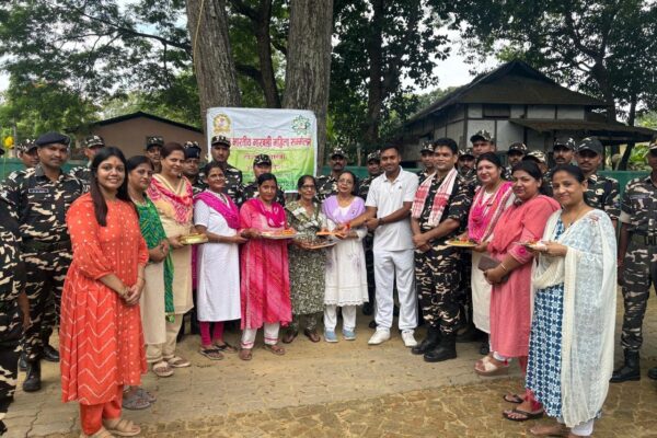 सीआरपीएफ जवानों संग रक्षाबंधन: अखिल भारतीय मारवाड़ी महिला सम्मेलन, होजाई शाखा का अनोखा आयोजन