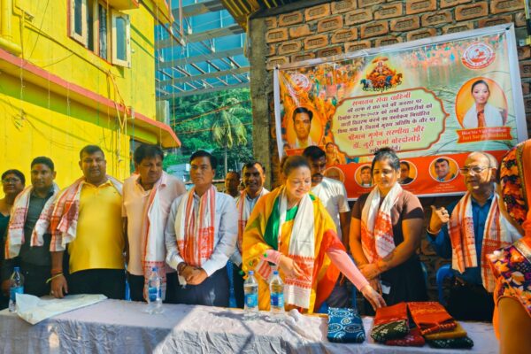 छठ महापर्व पर सनातन सेवा वाहिनी ने व्रतधारी महिलाओं को समर्पित की साड़ियाँ