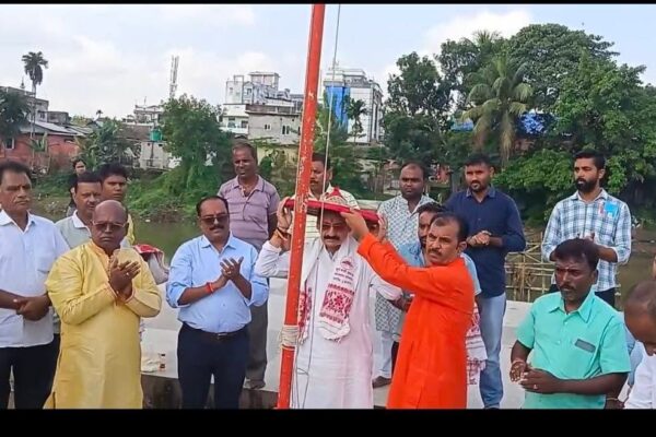 नगांव : जुबिन गर्ग की स्मृति में सादगीपूर्ण छठ महापर्व का आगाज, सूर्य षष्ठी समाज कल्याण समिति ने फहराया पावन ध्वज