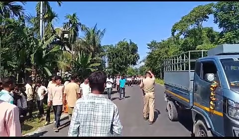 बक्सा जेल के बाहर जुबिन फैंस का बवाल : पुलिस वाहन पर पथराव, महिला अधिकारी घायल